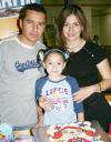  25 de Septiembre de 2004 

Jorge Arturo Ríos León con sus papás, Alicia León de Ríos y JEsús Ríos Luja, en el convivio infantil quen le ofrecieron por su tercer cumpleaños en días pasados.
