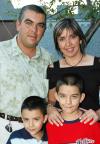  26 de Septiembre de 2004 


Sergio Rivera y Laura Villanueva de Rivera con sus hijos Sergio y Diego, en pasado festejo social