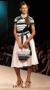 La modelo luce un diseño de la firma Trend Les Copains.