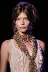 Una modelo luce un diseño de Anna Molinari durante la presentación de su colección primavera - verano 2005.