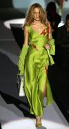 Una modelo luce un diseño de Anna Molinari durante la presentación de su colección primavera - verano 2005.