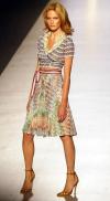 Una modelo muestra sobre la pasarela un diseño de la colección primavera-verano 2005 para mujer de Missoni en Milán (Italia).
