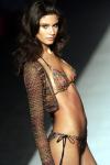 Una modelo muestra sobre la pasarela un diseño de la colección primavera-verano 2005 para mujer de Missoni en Milán (Italia).