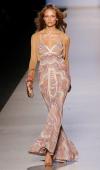 Una modelo muestra sobre la pasarela un diseño de la colección primavera-verano 2005 para mujer de Missoni en Milán (Italia).