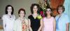  30 de septiembre de 2004

Ana María Mesón Cifrian acompañada por su mamá Triny Cifrian de Mesón y por sus hermanas Pilar, Guape y Triny, en la despedida que le prepararon por su cercano enlace nupcial..jpg