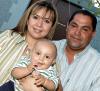  28 de Septiembre de 2004 

Jaime Villalobos y Ana Luisa Villanueva de Villalobos, con su pequeño Jaime Villalobos Villanueva.