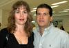 Pedro y Socorro Loera viajaron a Los Ángeles, los despidieron Alfonso y Carmen.