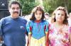 Debany Esmeralda Torres Cruz acompañada por sus papás, en la fiesta infantil que le prepararon por suis años de vida.