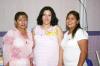 Claudia de Fematt acompañada por las organizadoras de su fiesta de canastilla, Graciela Mares y Michelle Fematt