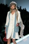 Cualquier instrumento al uso podía servir, pero el dossier de prensa blanco satinado, de resistente cartón, con la lista de los modelos Dior para verano 2005, parecía haber recabado también la unanimidad.