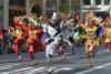 En el gráfico aparece una carro alegórico con distintas banderas latinoamericanas en la celebración del Día de la Hispanidad durante el desfile en la Quinta Avenida de Nueva York, donde participaron carrozas de todos los países iberoamericanos