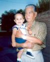El pequeño Jaime Alejandro Piña Velázquez con su bisabuelo David Balderas Molina