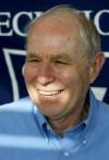 David J. Gross - investigador de la universidad de California, en Santa Barbara; del Instituto de Tecnología de California y del Instituto de Tecnología de Massachusetts- fue escogido junto a los otroas tres científicos por sus descubrimientos en relación a 'la fuerza poderosa, o la 'fuerza de color', como es llamada', dijo la academia. 'La fuerza poderosa es aquella que domina en el núcleo atómico, actuando entre los quarks dentro del protón y del neutrón'.