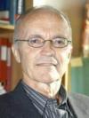 El estadounidense Edward C. Prescott también ganador del Nobel de Economía.

Su contribución respecto a las teorías cíclicas de fluctuaciones económicas se considera 'de gran relevancia' tanto para los análisis macroeconómicos, como para las políticas fiscales de numerosos países. 

Los estudios formulados por ambos profesores sirvieron asimismo para actualizar teorías ya desarrolladas hacia los años 60, pero que con las turbulencias económicas de los 70, las fluctuaciones inflacionistas y la evolución del desempleo precisaban de una nueva perspectiva y percepción.