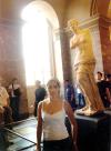 Elizabeth Nájera de Jiom´penez en una visita al Museo del Louvre en París, Francia, junto a la Venus de Milo.