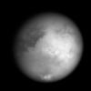 Una de las imágenes tomadas desde 'Cassini' muestra una región de tamaño continental en la superficie de Titán, llamada Xanadu, con rasgos brillantes que sugieren montañas, una cuenca gigantesca, una planicie suave o alguna combinación de los tres elementos topográficos.