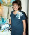 Adela María Hernández captada en la fiesta de regalos que le ofrecieron en honor del bebé que espera
