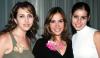  30 de octubre de 2004

 Alma Rosa Luján Aguilar con las anfitrionas de su despedida de soltera, Helwe Dabdoub y Nelly Blackaller.