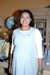 Lety Rivera de García recibió múltiples felicitacitaciones, en la fiesta de regalos que leofrecieron en días pasados.