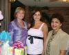 Lety Rivera de García recibió múltiples felicitacitaciones, en la fiesta de regalos que leofrecieron en días pasados.