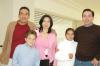 Ana González e hijos llegaron del DF, los recibieron los padres Eugenio y anselmo.