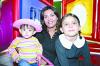  06 de noviembre de 2004

Gracia, Natalia y Paula Díaz Vélez, captadas en un divertido festejo.