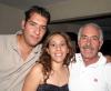 María Elena Enriquez junto a su papá Javier Enriquez y su hermano Carlos Enriquez, el día que celebró su cumpleaños.