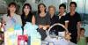 -Cony Gallardo de Rodríguez junto a su mamá Luz Arellano de Gallardo, y sus hermanas Mary Carmen, Lucero, Maribel y Ángeles, organizadoras de su fiesta de canastilla