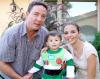  10 de noviembre de 2004
Mauricio Garza y Morna de De la Garza con su hijo Mauricio de la Garza.