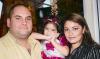  14 de noviembre de 2004
Stephanie Escobar Estrella con sus papás el día de su cumpleaños