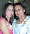 Alfa Ávila Carranza junto a su mamá el día de su fiesta de despedida de soltera