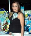  16 de noviembre de 2004
Rosa María Luna de Rangel , acompañada por las organizadoras de su fiesta de canastilla .
