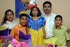  15 de noviembre de 2004
Silvia Nayelii Hernández Fernández captada el día que celebró su octavo cumpleaños con una divertida piñata junto a sus papás y hermanos.