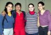  18 de noviembre de 2004
Montserrat González y Guadalupe Elizalde viajaron al DF, las despidieron Grethel y Daniela