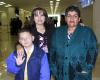  18 de noviembre de 2004
Montserrat González y Guadalupe Elizalde viajaron al DF, las despidieron Grethel y Daniela