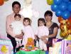 La pequeña Ana Karen Gómez Palomo acompañada por su familia el día de su primer cumpleaños