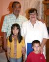 Lenny Betsabé Menchaca Moreno acompañada por sus abuelitos Carlos Menchaca y Lenny Fabián de Menchaca  y por su hermana el día de su noveno cumpleaños