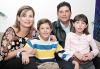 Jorge Briceño y Cinthia de los Santos con su pequeña Paola en reciente festejo familiar