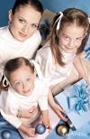  22  de noviembre de 2004

Rocío Rodríguez de Dugay con sus hijas Mary Sofi y Bárbara, en espera de la Navidad.- Estudio Caja Mágica.