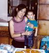 Alejandro Silveyra Goray con su mamá en su fiesta de tres años