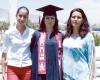 Karla Alejandra Bañuelos León acompada de su mamá y su hermana el día de su graduación.