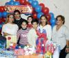 Niña Lizeth Yanely Samaniego junto a su familia durante su festejo de cumpleaños.