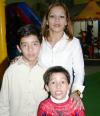 Jesús Daniel y David Alberto Carrillo Martínez junto asu mamá en la fiesta que les ofreció por sus respectivos cumpleaños.