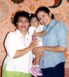 La pequeña Karla Paulina Salazar junto a su mamá u su abuelita.