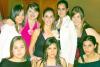  28 de noviembre de 2004 
Sonia Silveyra de Reyes rodeada por un grupo de amistades  en su fiesta de canastilla.