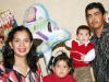 Alejandro Tabares Sifuentes acompañado de su familia el día de su cumpleaños.