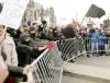 Varios cientos de manifestantes se enfrentaron con la policía canadiense en Ottawa para protestar contra la visita del presidente de EU, George W. Bush, que  llegó a la capital canadiense en su primera visita oficial al país.