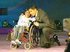 La actriz Bárbara Mori realiza su donación al Teletón 2004.