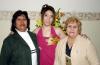 05 de diciembre de 2004
Mirna Elizabeth Flores Ortega en comáñía de las organizadoras de su fiesta de  despedida