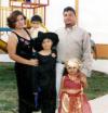 Jesús de la Rosa Santana en compañía de  sus papás y su hermana el día de su cumpleaños.